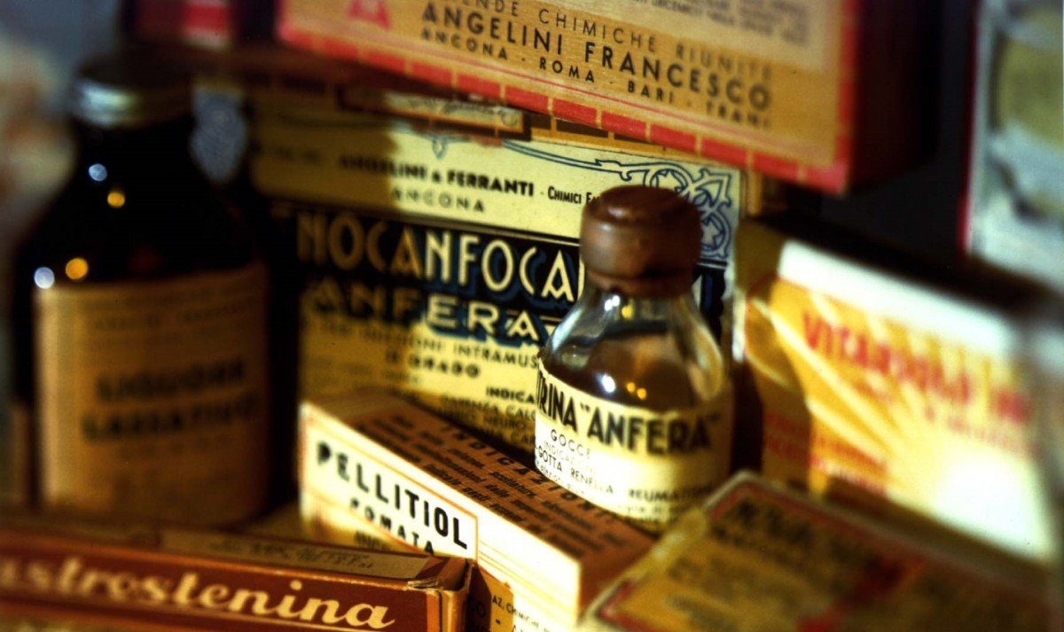 Boccette e scatole antiche di medicinali